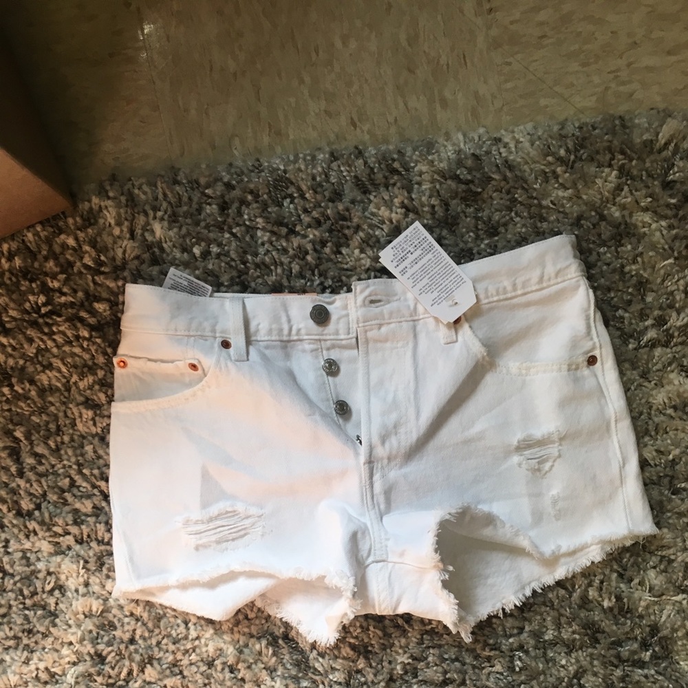 Levi’s white shorts size 27